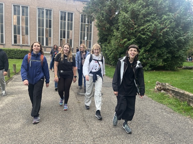 Wandelaars van het team onderweg door de stad